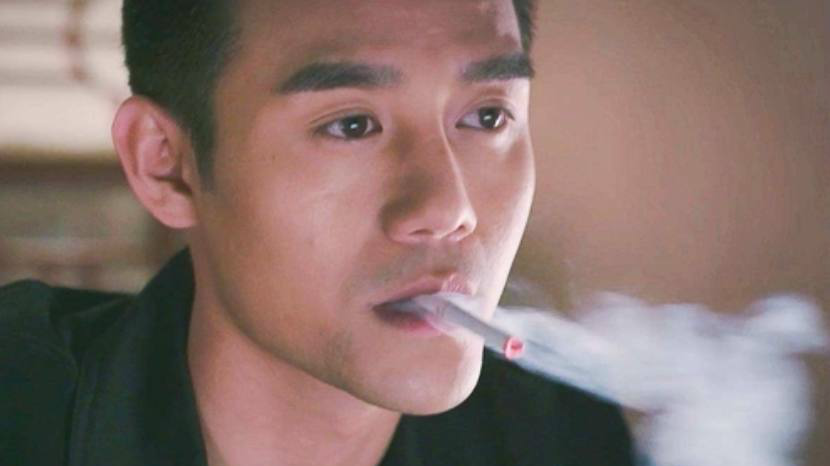 靳东属于大器晚成的明星,近几年是靳东事业的上升期,可能是因为工作的