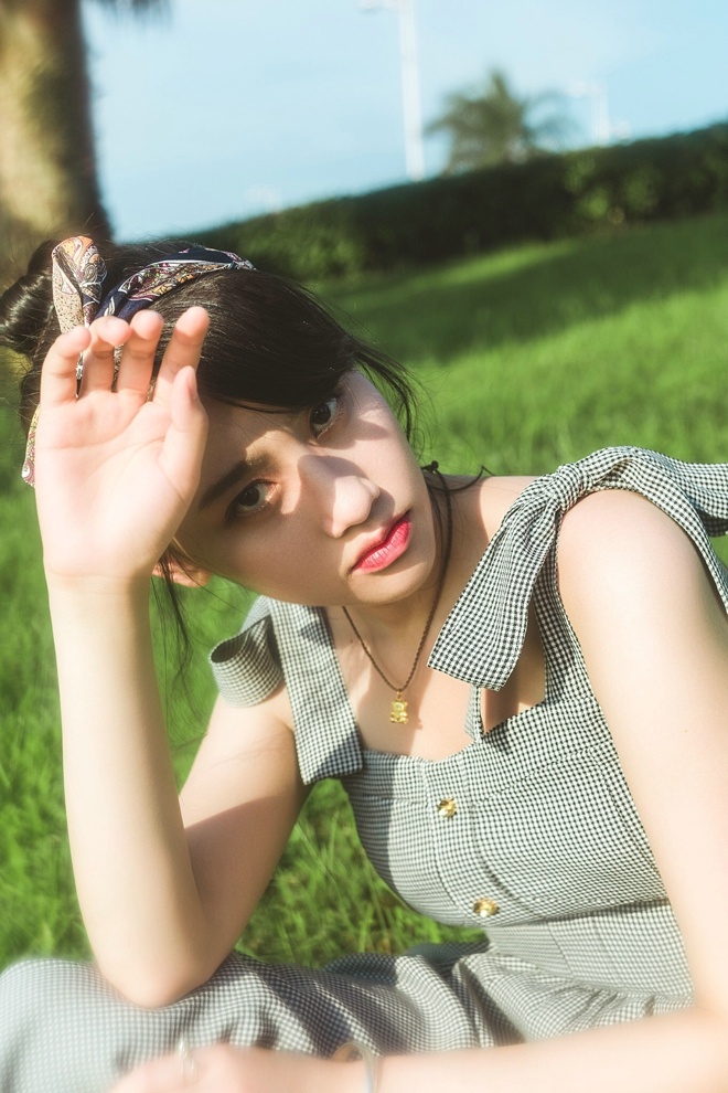 温润白皙安静美女户外甜美俏皮唯美写真集 @微相册 @微博摄影