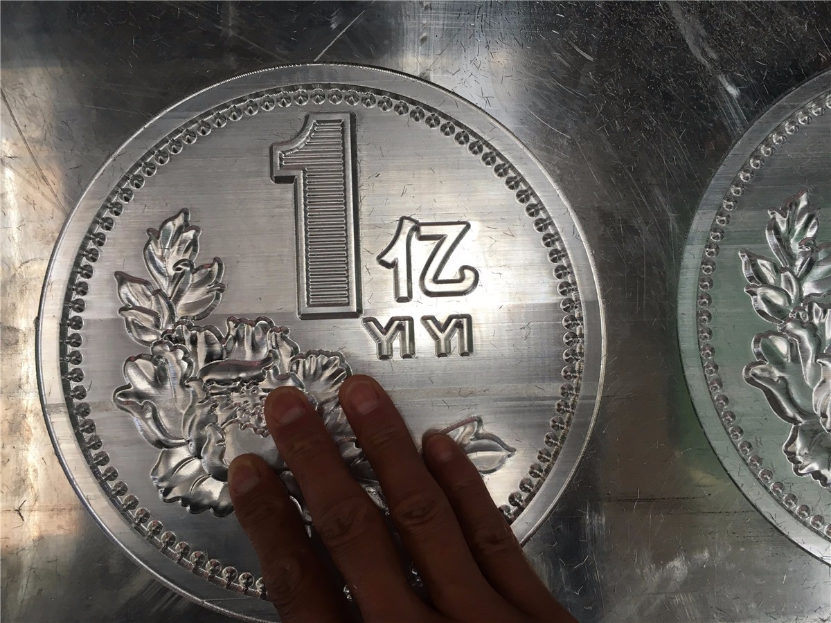 摸摸"1亿元"是啥感受 图案雕完需2小时