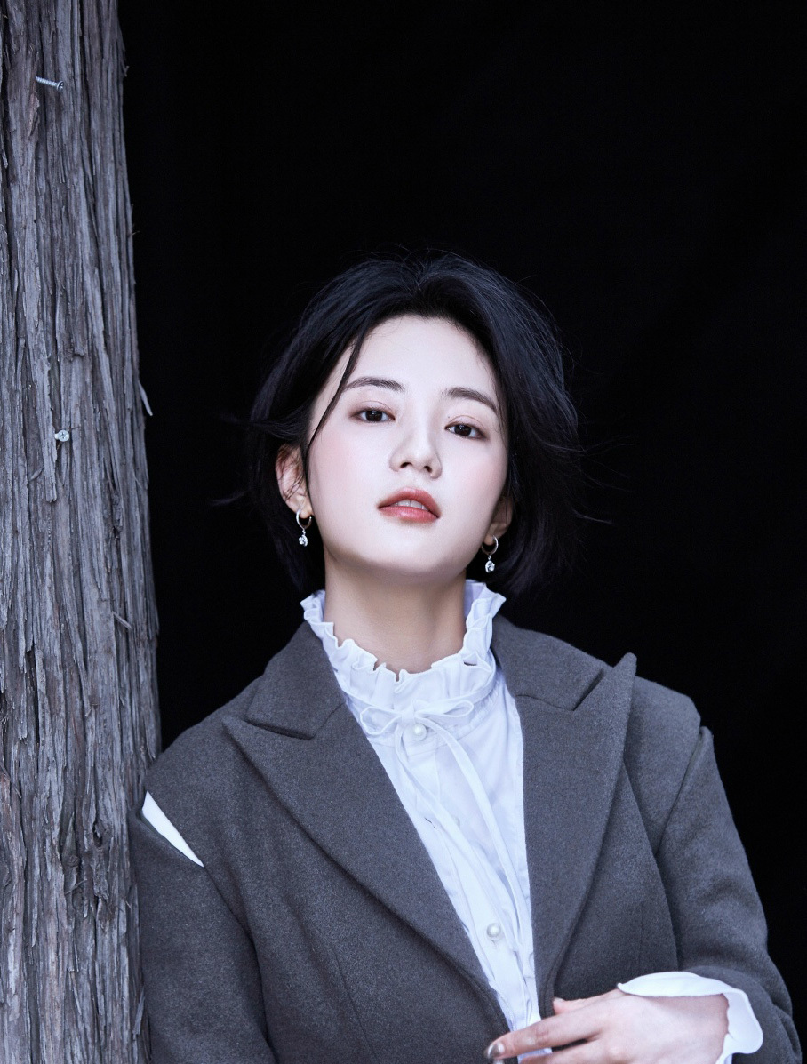 清纯明星摄影,大长腿张雅钦复古风西装高清写真