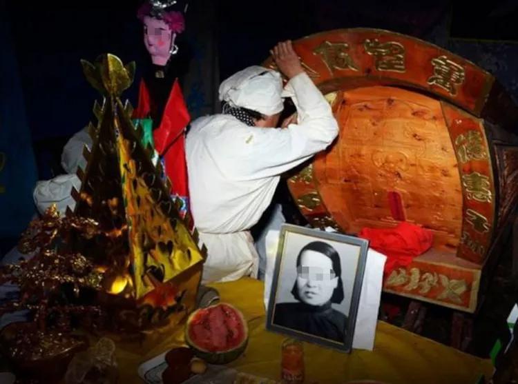 婆婆去世后不久,女儿指着枯井叫奶奶,夫妻俩红了眼