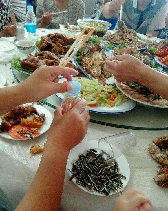 东北农村吃酒席, 大碗喝酒, 无肉不欢