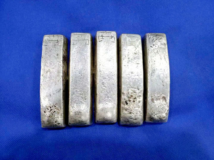 50元回收一个废弃保险箱,翻出5根银条,买主:应当物归原主!