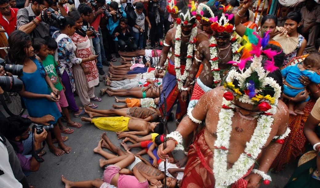 印度圣僧用多年不洗的脚踩小男孩的额头,踩得越多越幸运!