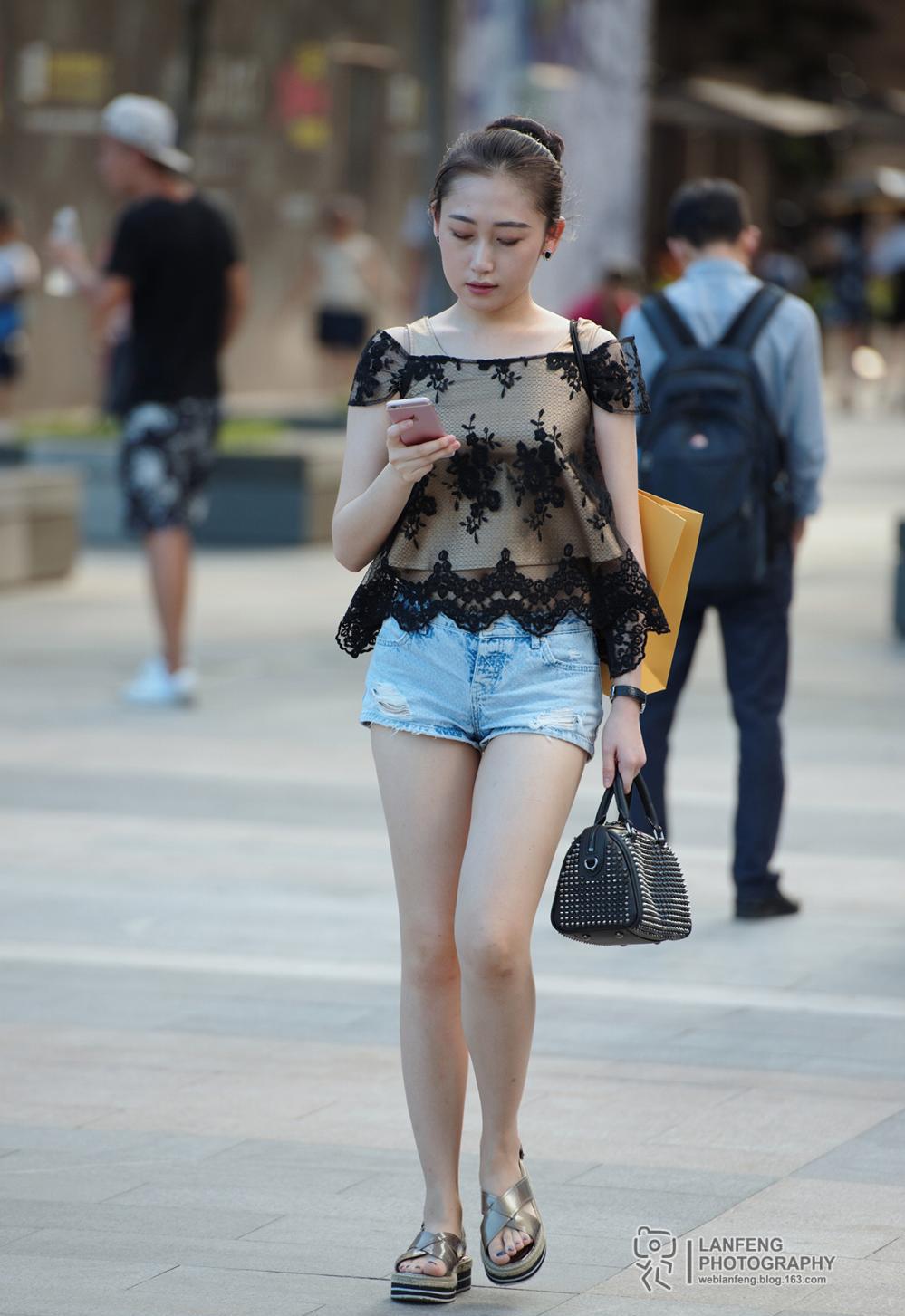 街拍夏日街头热裤与短裙少女