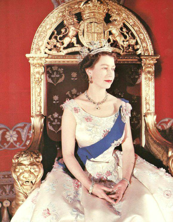 英国女王年轻时的照片,丈夫为她放弃王位继承权
