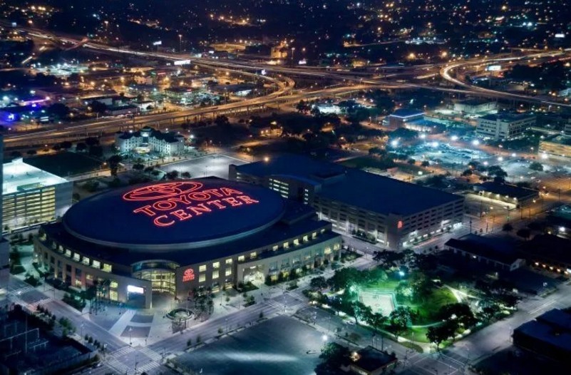 球馆旗和比赛球队队旗↑↑↑↑平时白天的丰田中心略显冷清,几乎没有