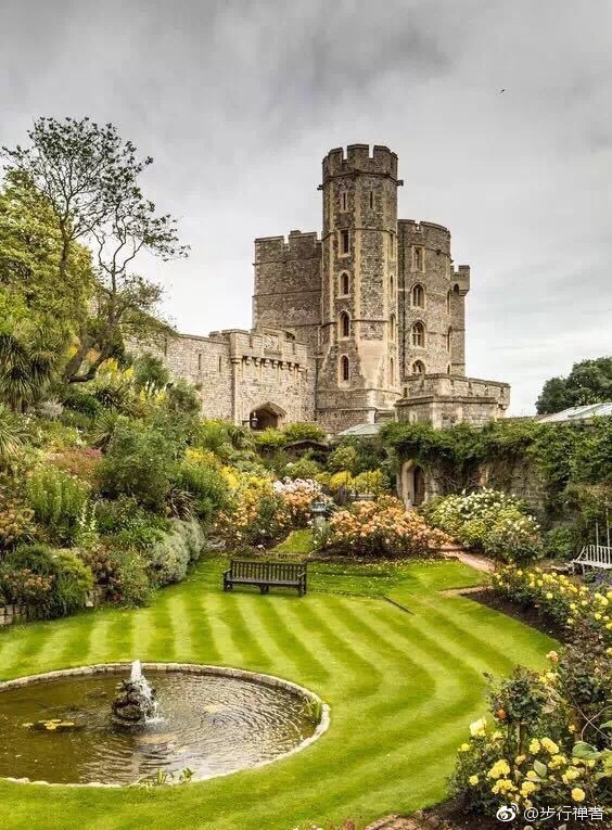 温莎城堡位于伦敦近郊约40公里的泰晤士河南岸