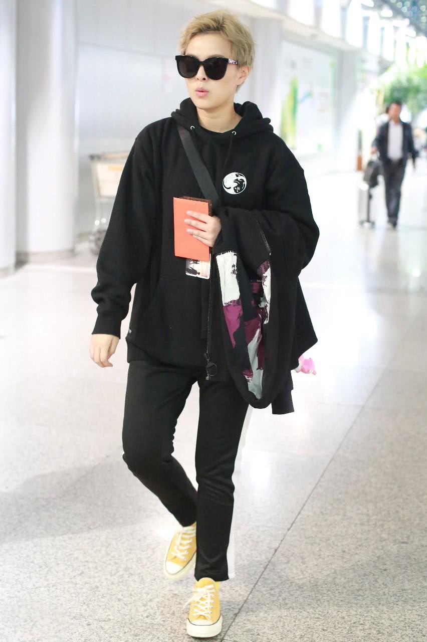 杨芸晴穿搭黄色卫衣运动裤耍酷,喝酸奶萌翻网