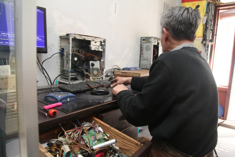 鞍山78岁老人成电脑维修"技术男"