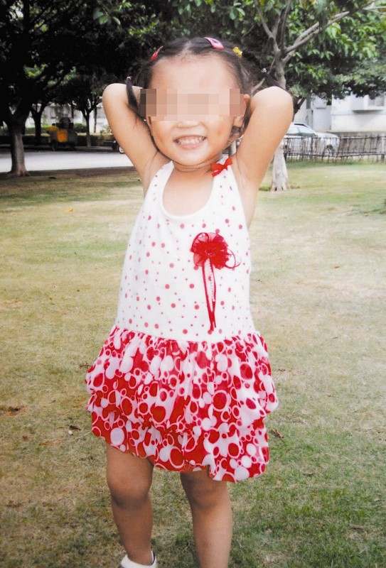 女孩与其他小朋友玩耍突然失明,去医院检查后,宝妈大哭打丈夫!