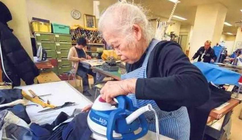 很多老人工作都不是为了赚钱,只是单纯的想给自己找点有意思的事情干.