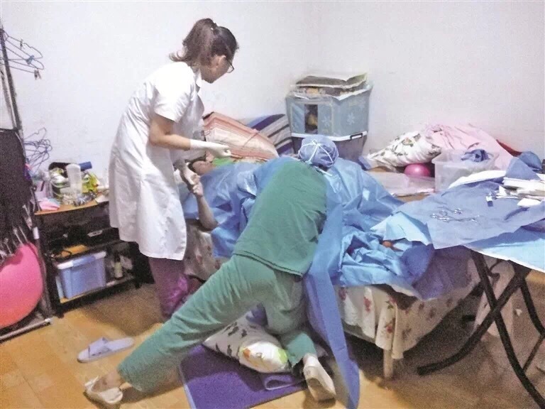 紧急宁德一孕妇凌晨家中急产医护人员跪地接生