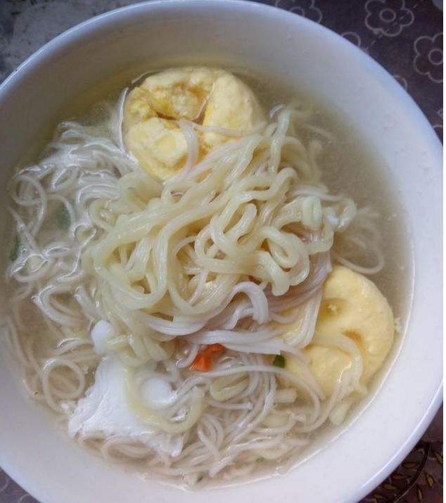 清水煮挂面,里边放两个鸡蛋,减肥的人可以吃这道面,这个面做起来超