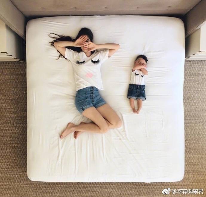 ins上一位妈妈穿上亲自设计的母女装,和宝宝拍摄亲子照,超有爱