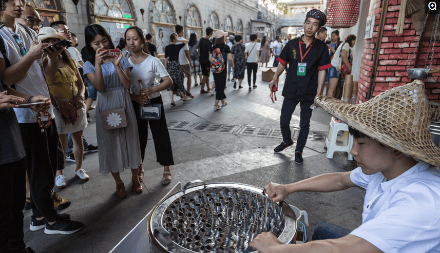 号称老西安古法手摇冰棍引客 60岁西安本土老人也没见过