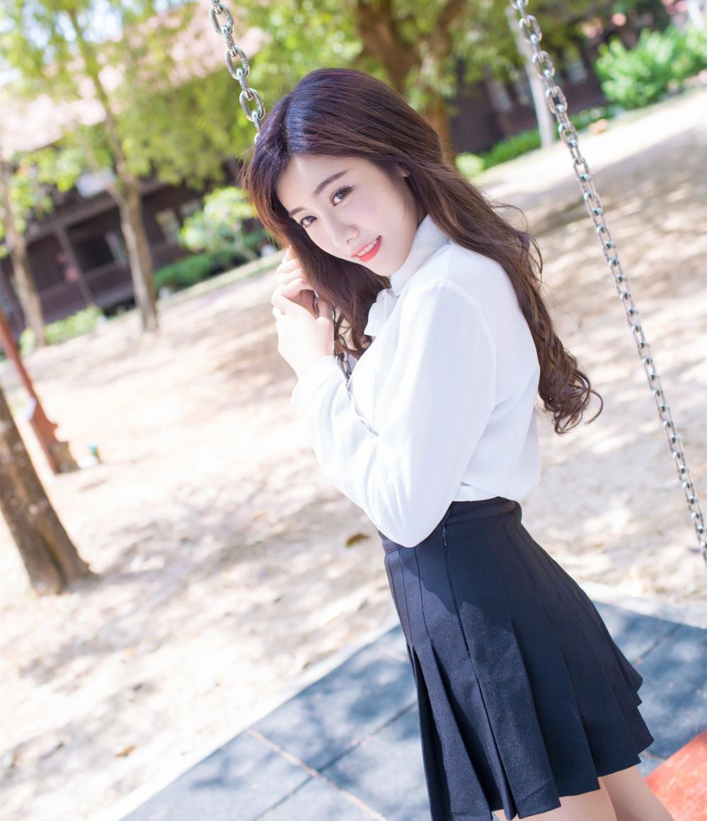高腰短裙凸显纤长美腿, 娇羞的少女充满青春时尚感!
