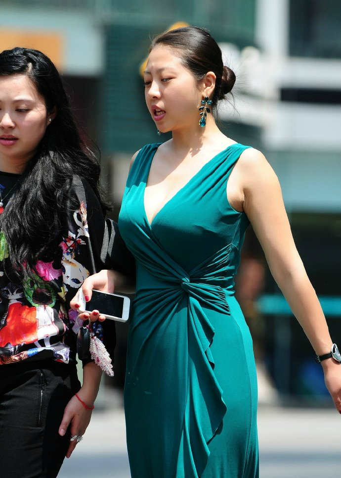 街拍路人,风韵依旧的阿姨,身材比花季少女还耐人寻味