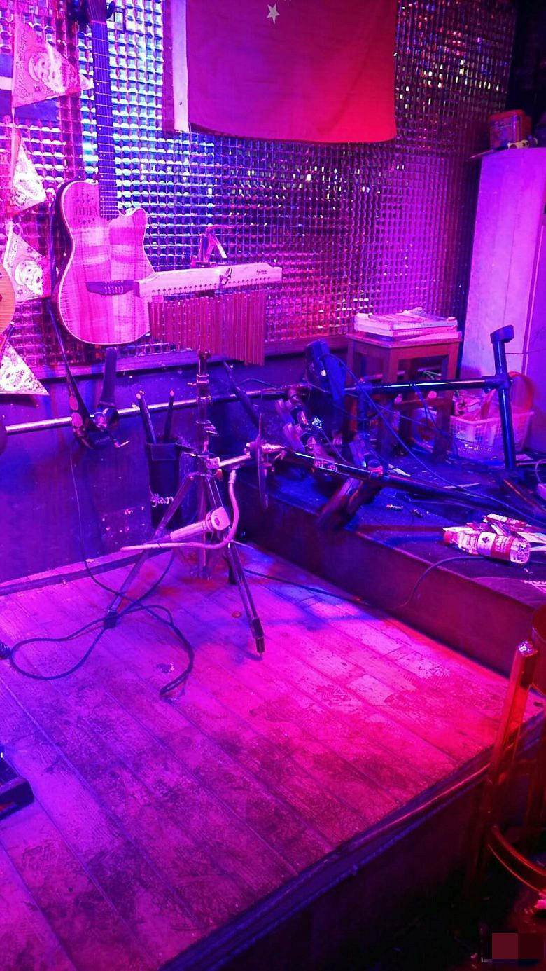 周末去西塘某酒吧玩,冲进一群大汉砸场子!