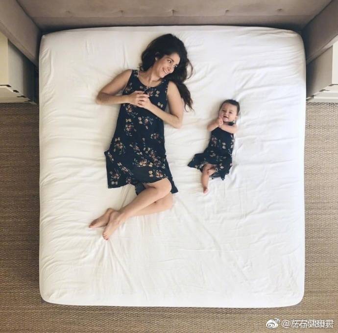 ins上一位妈妈穿上亲自设计的母女装,和宝宝拍摄亲子照,超有爱