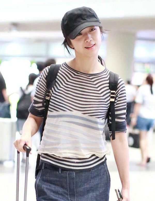 近日汤唯现身机场,休闲装显老气,网友直呼像大妈