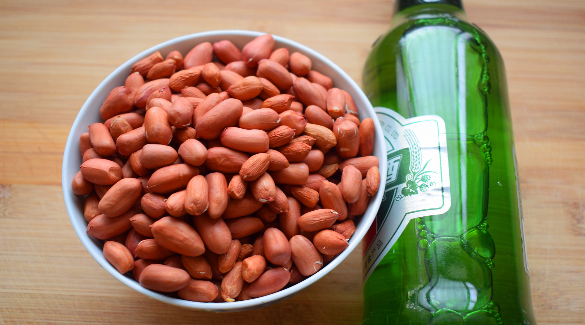 不用油炸不用水煮,花生这样做更好吃,一瓶啤酒就搞定,下酒又下