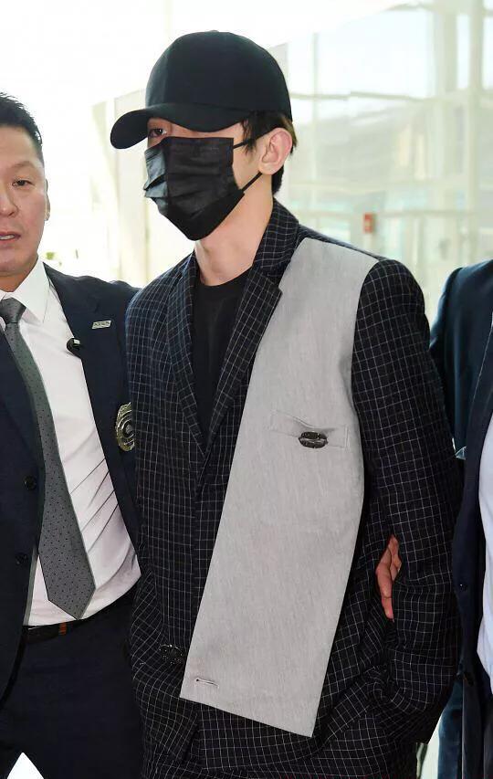 蔡徐坤韩国机场出发,韩媒集体报道:机场画报般的大陆男神!