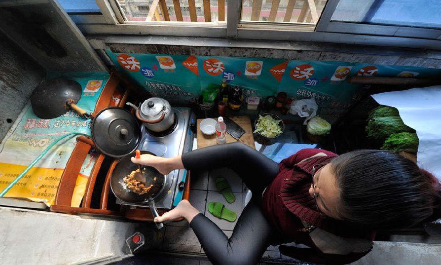 无手女孩用脚洗衣做饭, 什么一米二的大长腿都比不上她的一双腿