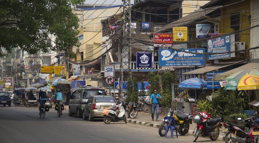 老挝人过得非常安逸,在街道上,你常会看到不紧不慢,闲散晃悠的当地人.