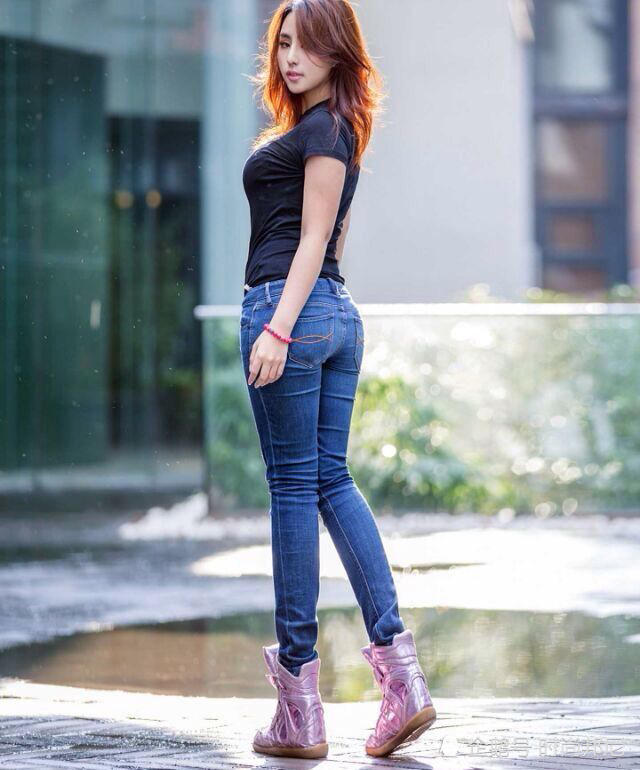 气质出众的牛仔裤美女,重塑你的完美身形,随意自在!