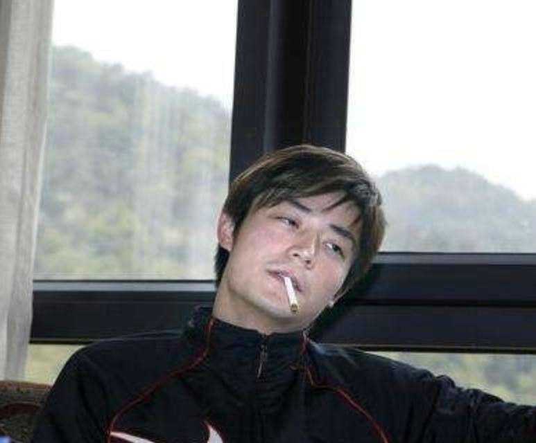 看看霍建华抽烟的这销魂样子.