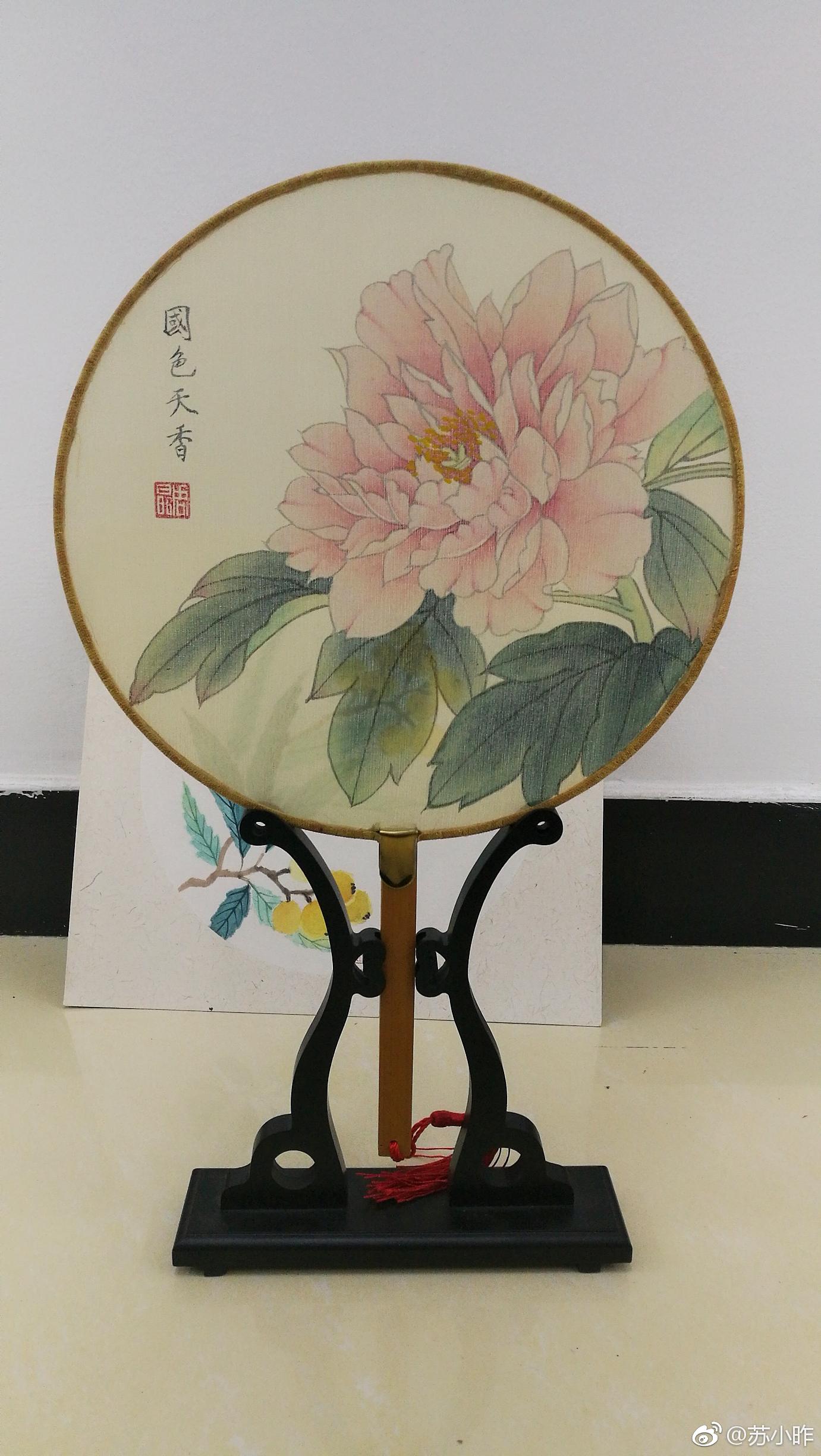 图一是周老师的工笔画扇子
