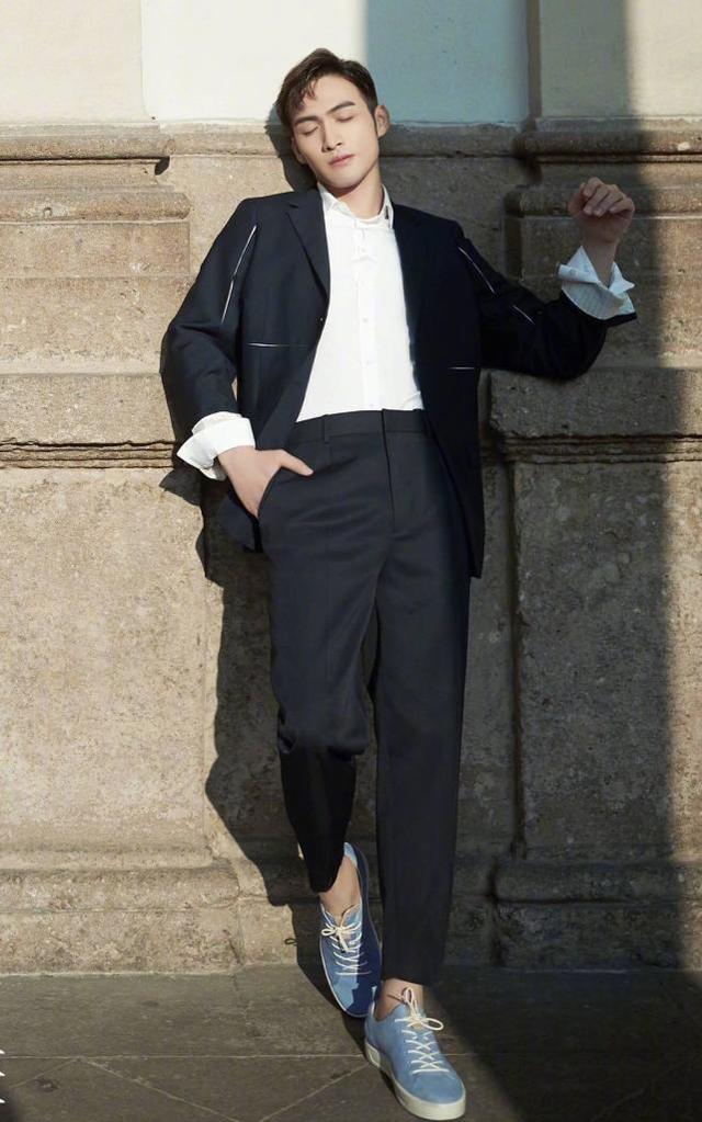 看张彬彬穿着一身蓝色的休闲西装也超帅气的,脚上踩着一双小清新的