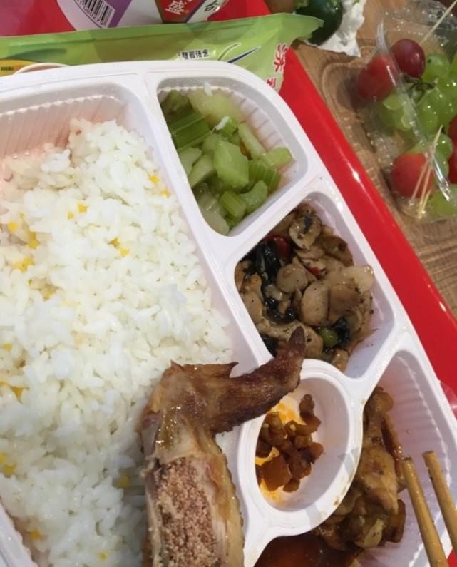 高铁盒饭新出的奇葩菜让乘客吓了一跳,咬下去还以为吃到了虫卵