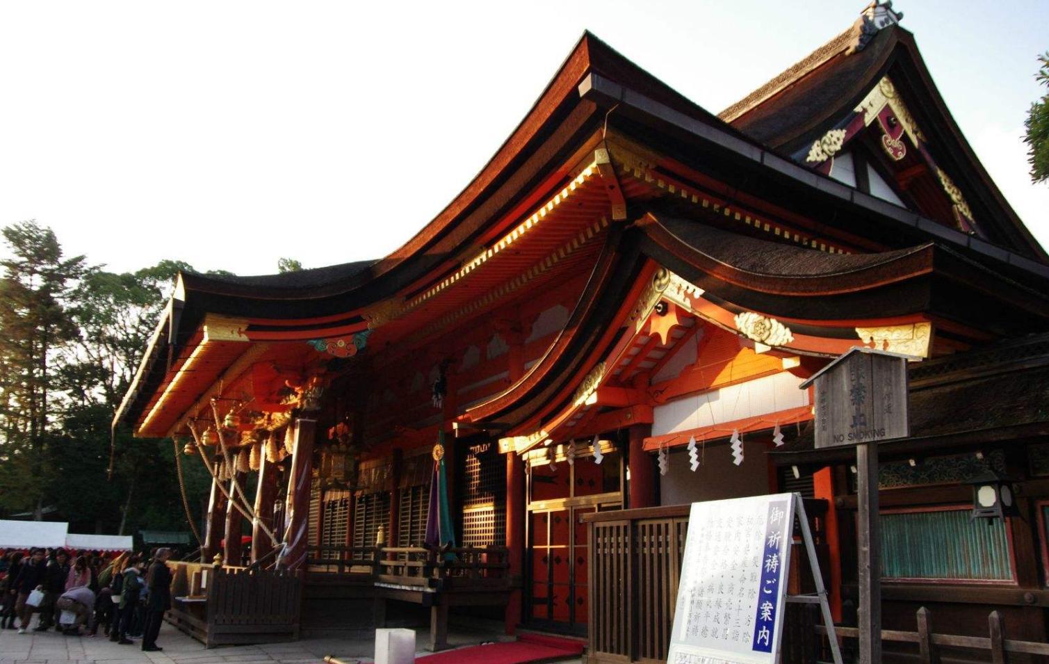 八坂神社里的建筑很美, 色彩和风韵让人有种穿越古今的感觉