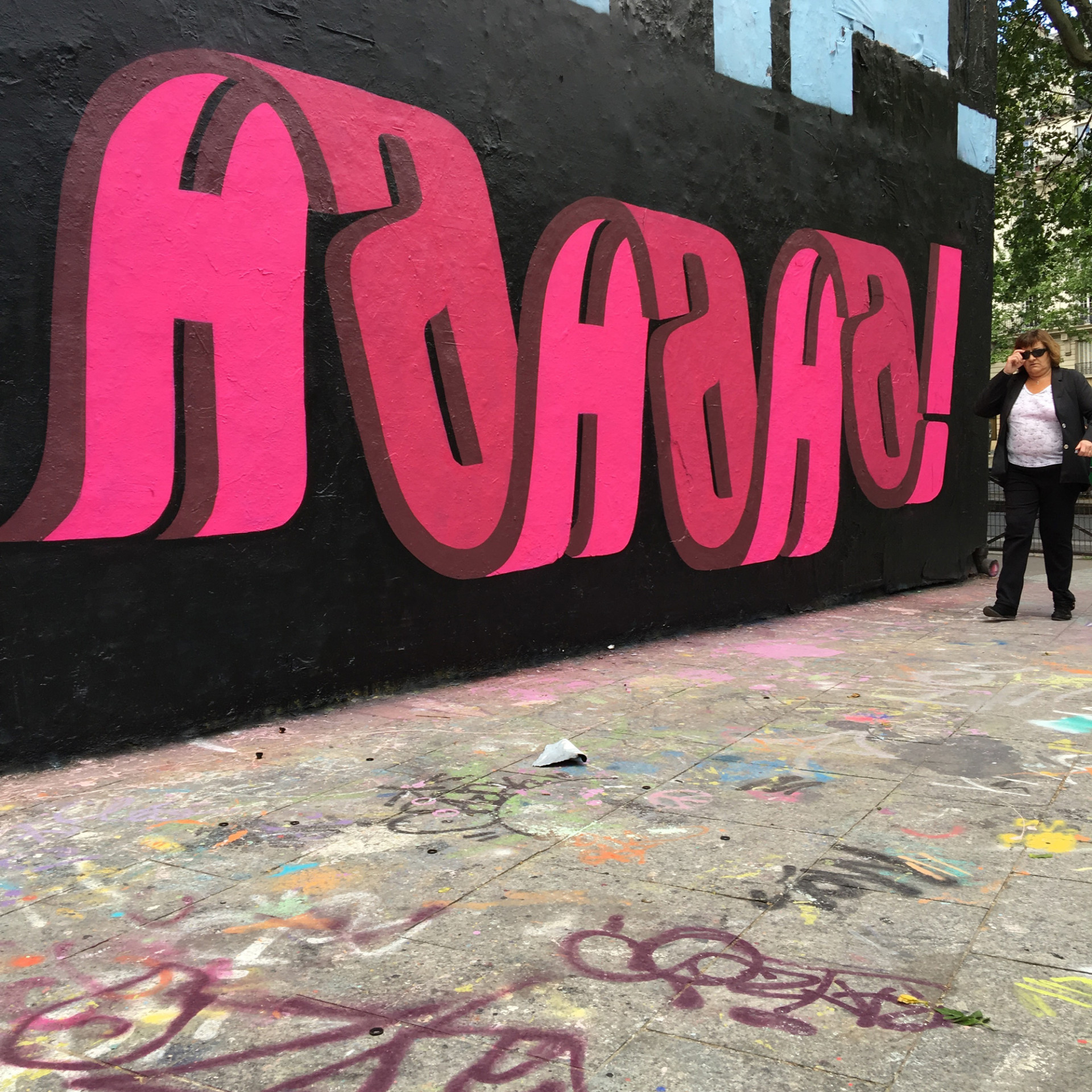 英国涂鸦艺术家 pref 通过独特的多层次涂鸦字体探索单词和常见短语之