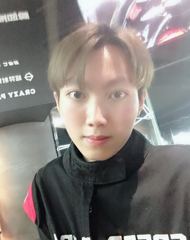 孤影小时候照片尽显萌态,果然优秀的人从小就不一样啊