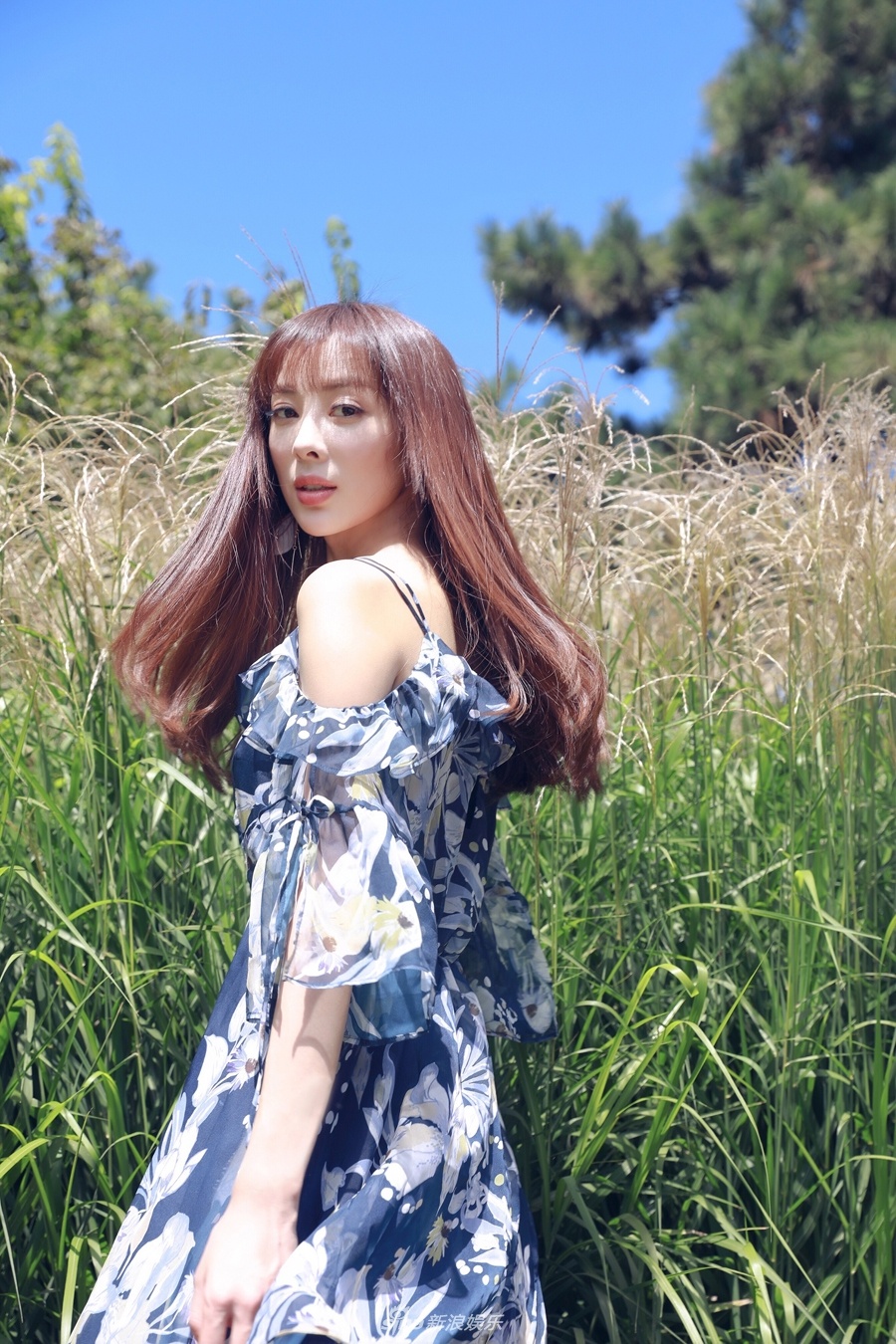 童苡萱芦苇丛清新写真秀发长腿锁骨杀顶配吸睛
