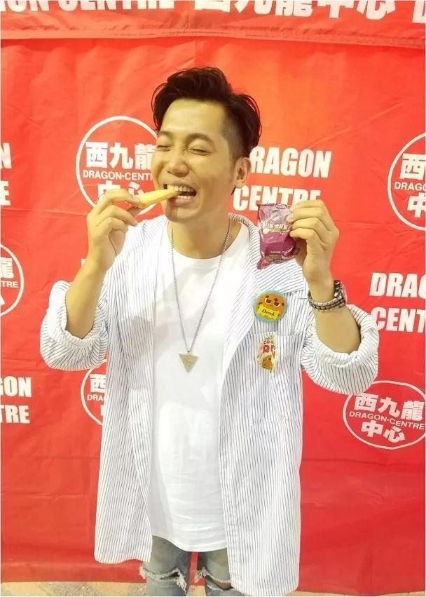 爱吃闻名,同样黄建东的身材也曾成为城中热话,皆因参选香港先生出身的