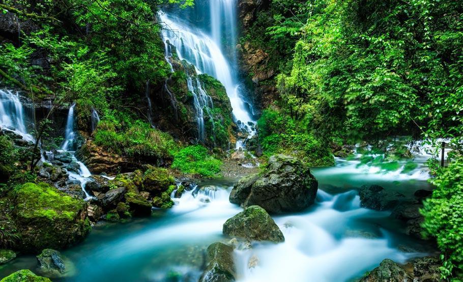 鹰潭天降飞落雨·崖石飞旋天生桥
