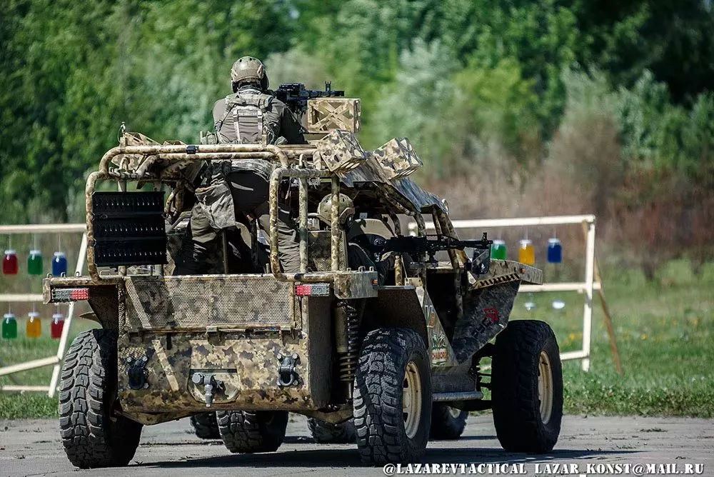 "如虎添翼"车臣特种部队驾驶新型全地形车表演