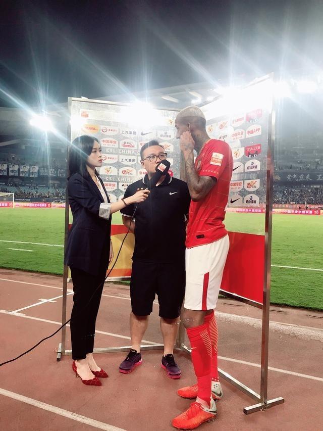 美女足球记者身材傲人,长相清纯甜美,网友:中国最美足球女记者