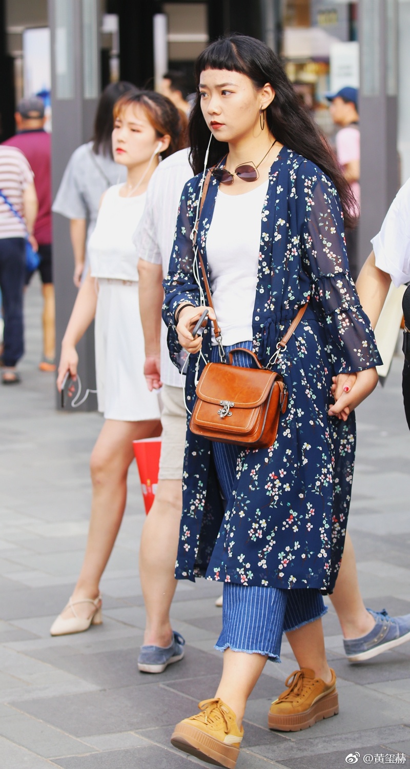 太古里施工呢,整个三里屯显得很逼仄.美女也没那么美了.
