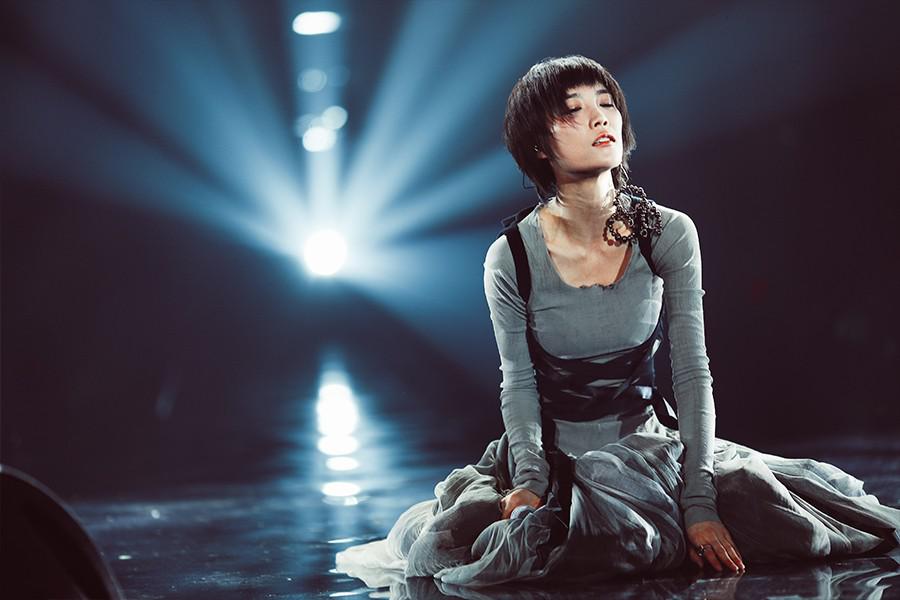 苏诗丁重返歌手化身音乐剧女主精妙改编红眼睛广获好评