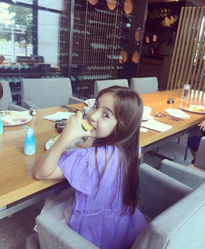 意大利和韩国混血儿zoegiuman大眼睛bilinbilin的又是一个上帝派下