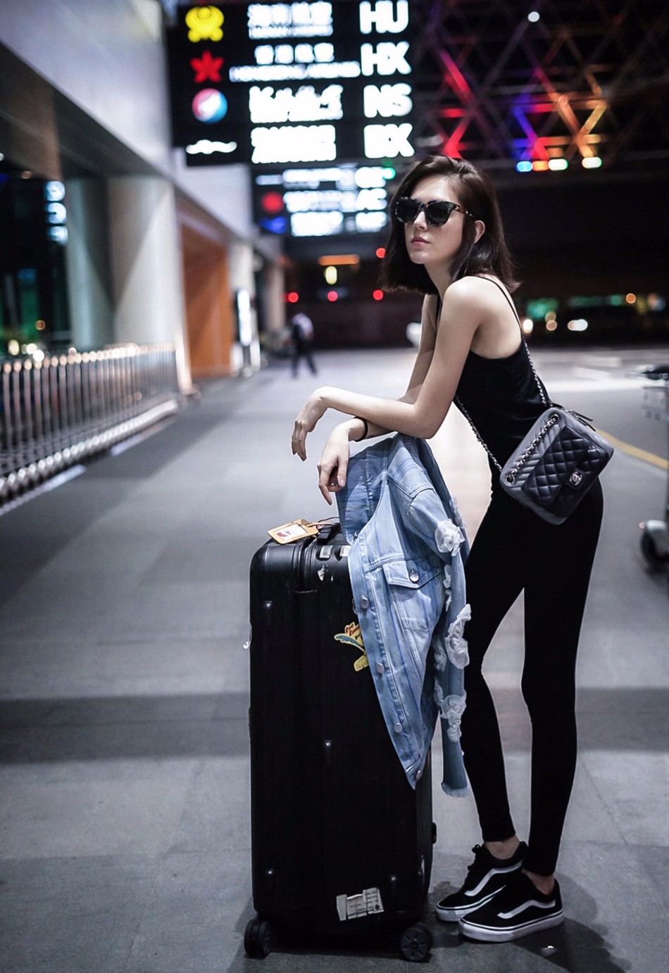 许玮甯深夜现身机场晒美照,纯黑的装扮,大姐范儿十足_新浪看点