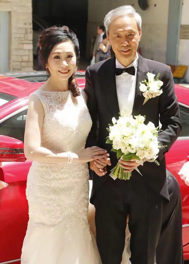 这对黄昏恋终于修成正果了,不少明星到场祝贺,其中包括陈美琪,阮兆祥