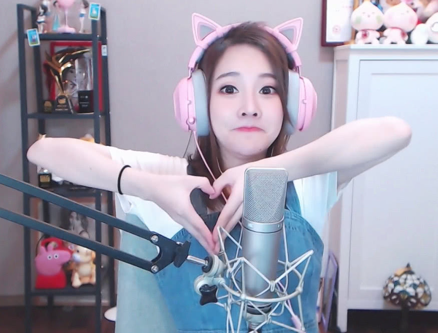 冯提莫直播花式比心下播,粉丝:都喜欢,全拿走!