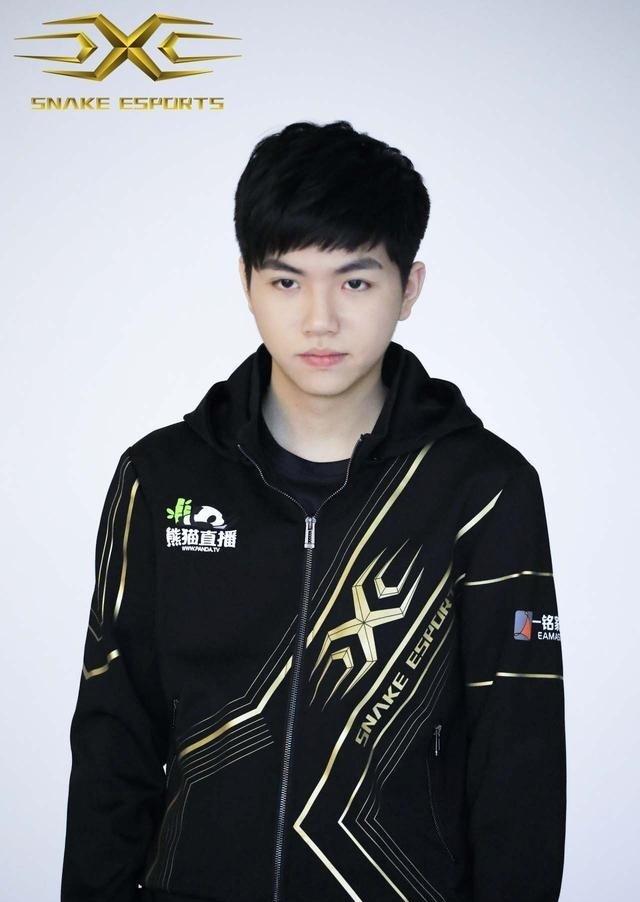 snake春季赛定妆照水晶哥痞气十足,圣枪哥好美呀!