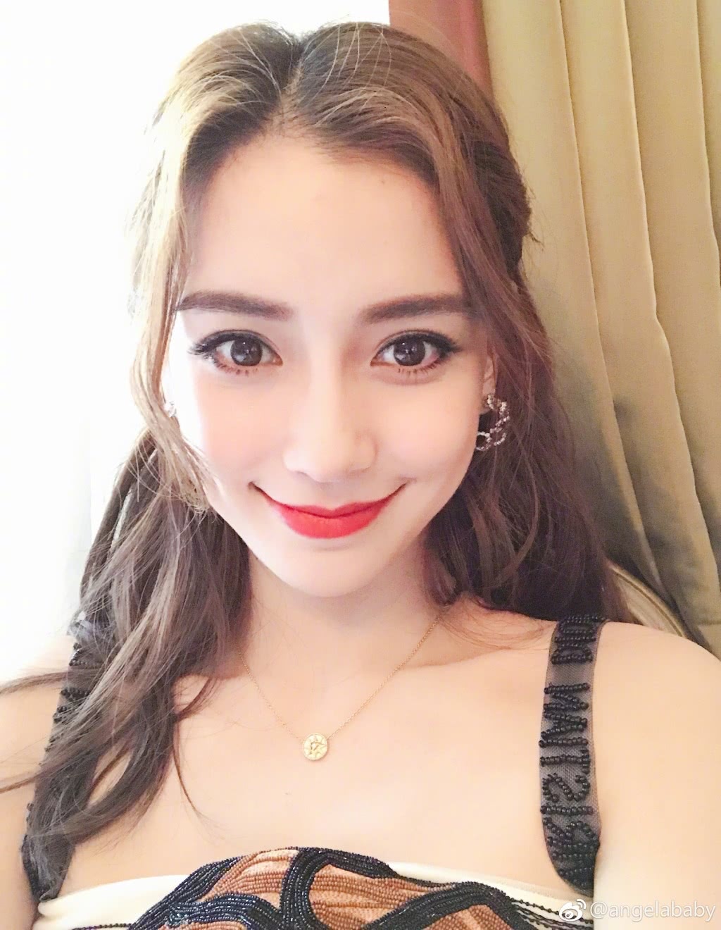 我们必须承认那个时期的baby非常清纯和耐看,而且貌似这张照片还是